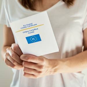 Wstęp do niektórych miejsc tylko z certyfikatem covidowym? Komentuje wiceminister zdrowia