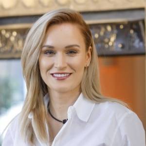 Odsłonięte ramiona, czerń i pióra. Kamila Boś z "Rolnik szuka żony" zaszalała z kreacją! Tak rozliczyła się z 2022 rokiem [ZDJĘCIE]