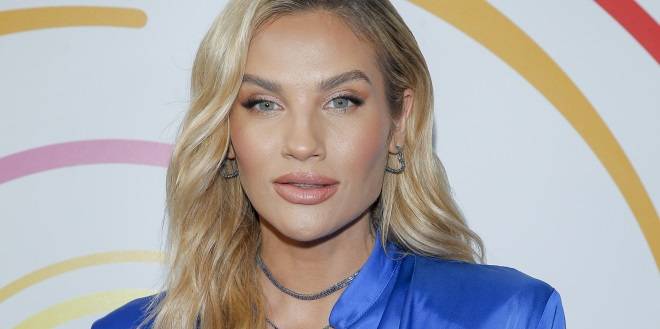 Karolina Gilon w kreacji podkreślającej biust. Modelka wybrała strój z głębokim dekoltem. "Petarda" [ZDJĘCIE]