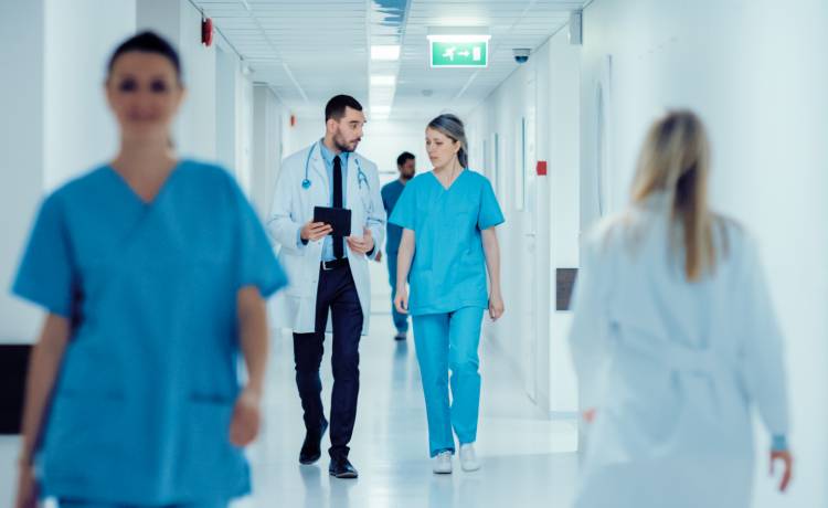 Skandal w Anglii. Pacjenci szpitala zamiast życzeń świątecznych dostali na telefon... diagnozę nowotworu 