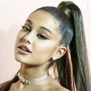 Ariana Grande wstawiła filmik, na którym widać jej zniszczone, naturalne włosy! 