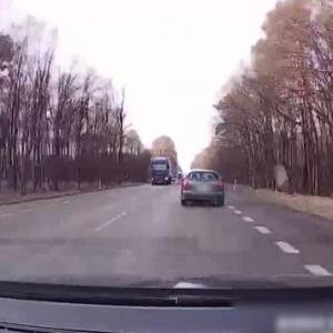 Kawałek metalowej rurki może doprowadzić do tragedii na drodze! Zobacz, co stało się z samochodem 46-latka [WIDEO]