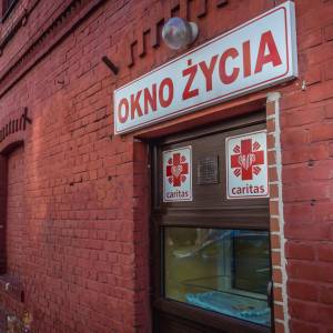 20-latka zatrzasnęła się w oknie życia, bo chciała zrobić sobie zdjęcie. Była pijana