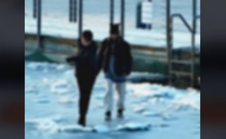 "Bawili" się na zamarzniętym jeziorze w Sosnowcu i nie reagowali na wezwania operatora monitoringu. Lód pękł... [WIDEO]