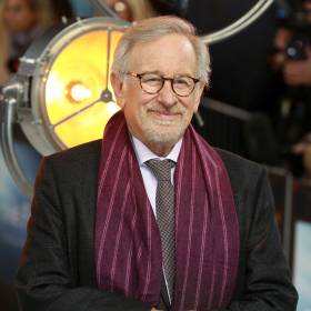Kupił prawa jeszcze przed premierą książki. Od 1982 roku nie potrafi nakręcić tego filmu
