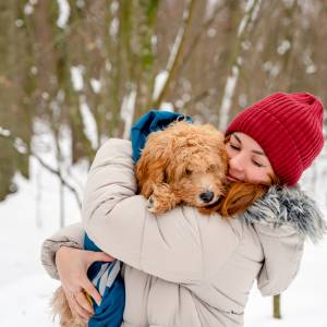 Zimowe ubranka dla psów? Lekarz weterynarii ostrzega właścicieli!