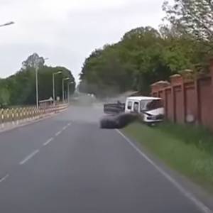 Zderzył się z osobówką i wjechał w mur. Jak doszło do tego wypadku? [WIDEO]