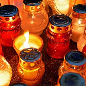 Dlaczego kładziemy znicze na grobach zmarłych?           