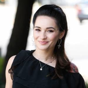 Ewelina Lisowska odsłania biust w mocno wyciętym kostiumie kąpielowym. Wybór stroju był przypadkowy? [ZDJĘCIA]                                                                                                                                                 