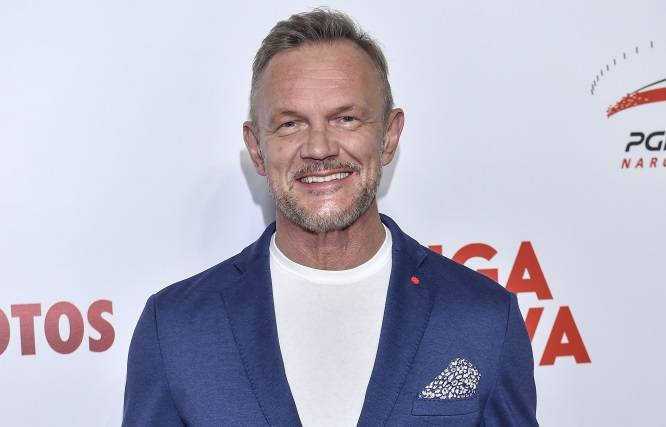 Jak wyglądał Cezary Pazura, gdy nie był znany? Zdjęcie ze studenckich czasów robi furorę w sieci! "Jak Bruce Lee" [FOTO]