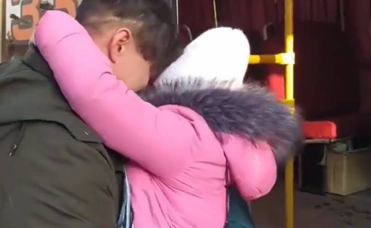 Rozrywające serce nagranie. Ojciec ze łzami w oczach żegna się z córką na Ukrainie [WIDEO] 