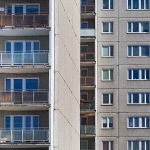 5-latek stał na balkonie i krzyczał. Gdyby nie reakcja przechodnia, mogłoby dojść do tragedii!