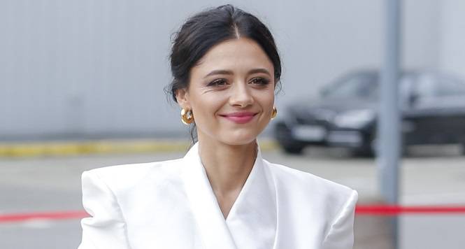 Adriana Kalska w białej sukni namiętnie całuje serialowego partnera. Pokazała wymowny kadr! 