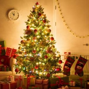 Ile potrzebujesz bombek i lampek na świąteczne drzewko? Ten kalkulator może Ci pomóc!