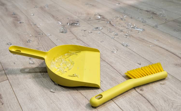 Gdzie wyrzucić potłuczone szkło? Sprawdź, zanim popełnisz błąd, fot. Shutterstock