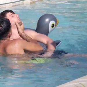 "Hotel Paradise 2". Niebezpieczny wypadek uczestnika? "Kur..., się utopił! Mówiłem, nie pij!"                           