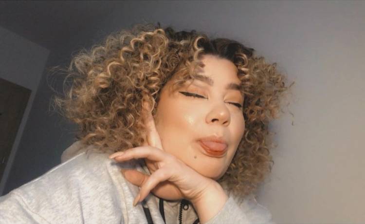 Ahlena może reprezentować Polskę na Eurowizji. Śpiewa o swoich pośladkach [WIDEO]