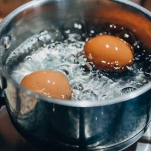 Wielkanoc 2022. Co robić, by jajko nie pękło podczas gotowania? Z tymi podpowiedziami to proste!