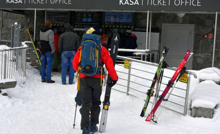 Czy w wypożyczalni nart mogą zażądać od ciebie dowodu? Sprawdź