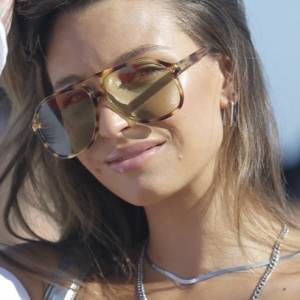 Czarująca Julia Wieniawa na "czerwonym dywanie". Do eleganckiej kreacji wybrała zaskakujący dodatek