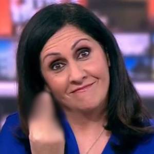 To naprawdę poszło na antenę. Prezenterka pokazała niewybredny gest [WIDEO]