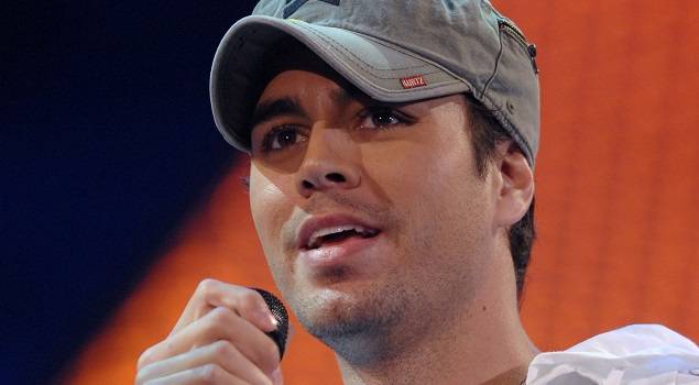 Enrique Iglesias i Anna Kurnikova rodzicami po raz trzeci! Zdjęciami dziecka podzielili się w sieci