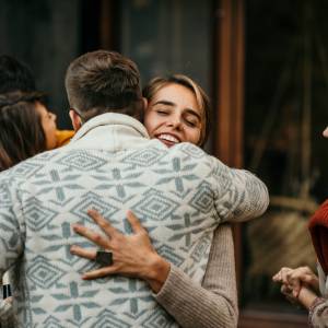 Czy trzeba ściągać buty w gościach? Ekspertka wyjaśnia