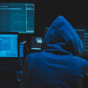 Masowe cyberataki na polskie banki! Jak się przed nimi chronić?