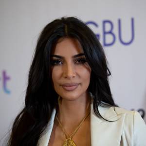 Kim Kardashian eksponuje wdzięki w skąpym bikini! Celebrytka śmiało zaprezentowała smukłą sylwetkę! [FOTO]