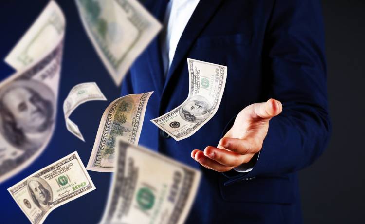 Przez samochodowe okno wyrzucił fortunę, by "pobłogosławić innych"