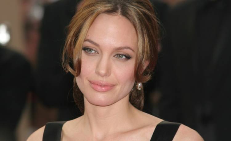 Prywatne zdjęcia Angeliny Jolie trafiły do sieci. Kadry z młodości zachwyciły fanów!