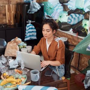 Czy istnieje związek między zagraconym pokojem a naszym zdrowiem psychicznym? Eksperci jasno stawiają sprawę