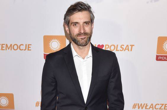 Maciej Dowbor sprząta mieszkanie w sukience! Fani oszaleli na punkcie nóg prezentera