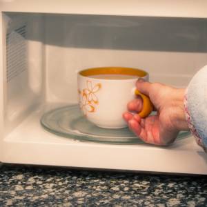 Kawa traci smak po podgrzaniu w mikrofali. Jak temu zapobiec? 