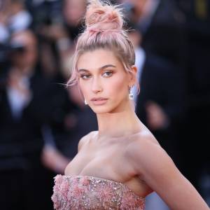 Hailey Bieber odważnie odsłania ciało! Do sieci trafiła fotografia w skąpym stroju kąpielowym!