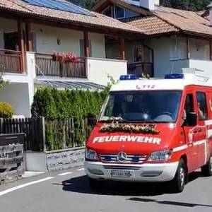 Panna młoda w tarapatach. Nie mogła dojechać na swój ślub. Pomogła straż pożarna [WIDEO]