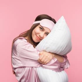 Wsyp do pralki i zapomnij o żółtych poduszkach! Prosty trik na świeżość