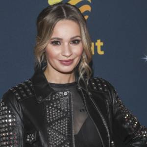 Ewelina Lisowska na wakacyjnych kadrach. Zachwyca w kostiumie z dekoltem [FOTO]