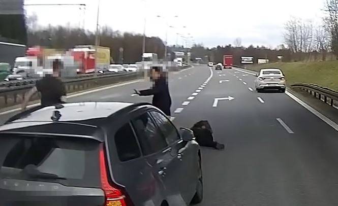 Pieszy wywrócił się i zasnął na autostradzie A4. Był pijany [WIDEO]