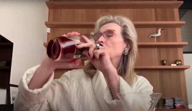 Meryl Streep podbija sieć! Aktorka śpiewa znany hit w szlafroku i z ulubionym drinkiem! 