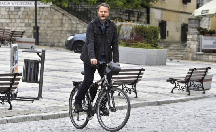 "Ojciec Mateusz". W Sandomierzu będzie nowy ksiądz. Artur Żmijewski żegna się z serialem?