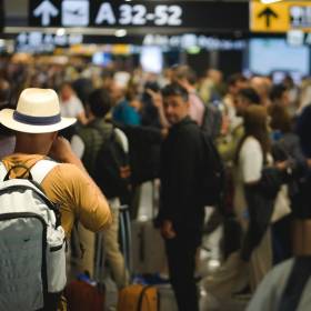 Ryanair apeluje o wstrzymanie systemu EES. Podróżni wściekli na gigantyczne kolejki na lotniskach