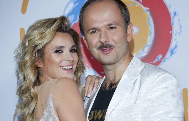 Kajra w błyszczącej sukience. Żona Sławomira wie, jak podkreślić swoje atuty! Głęboki dekolt przyciąga wzrok [WIDEO]