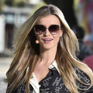 Joanna Krupa na zdjęciu prosto z łóżka. Pozuje nago w pościeli. "Sexy mama"