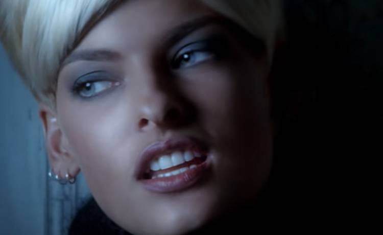 Linda Evangelista pokazała twarz na okładce. Wiele lat ją ukrywała. Supermodelka została oszpecona [ZDJĘCIA]