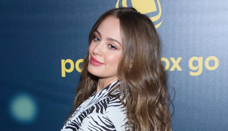 Wiktoria Gąsiewska topless. Rozpięta marynarka sporo odsłoniła! [ZDJĘCIE]