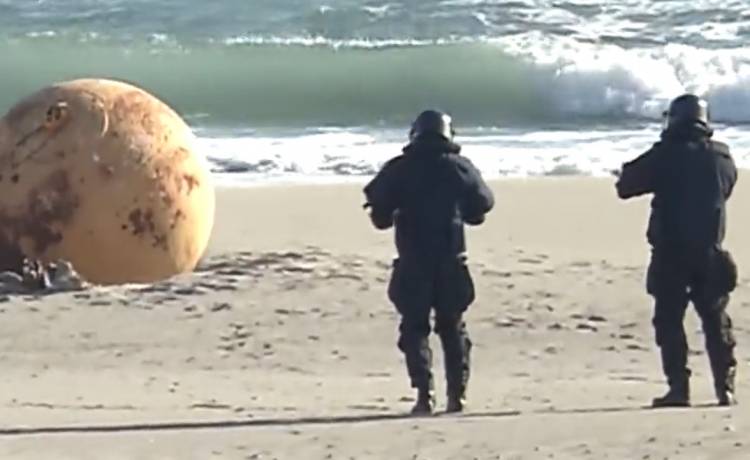 Wielka metalowa kula znaleziona na plaży w Japonii. Nie wiadomo, czym jest? [WIDEO]