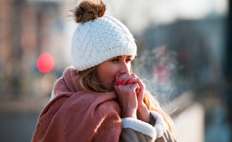 Pęka, swędzi, boli? Kilka prostych sposobów na to, żeby skóra dłoni nie cierpiała zimą!