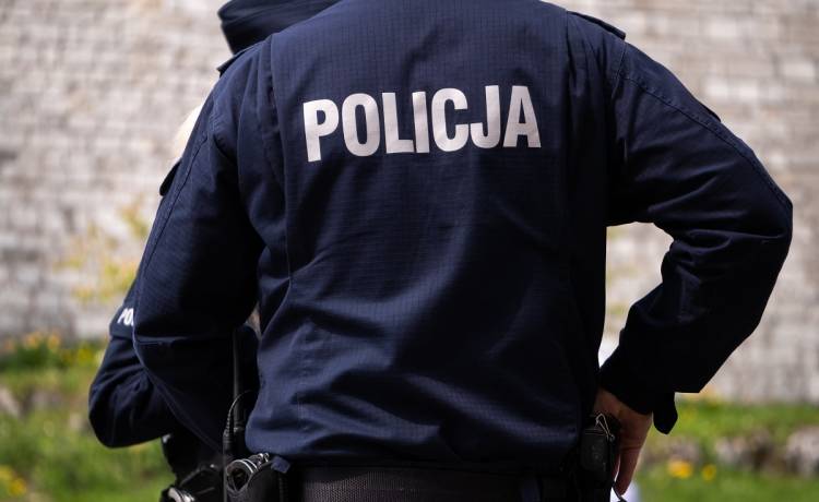 Ukradł dziecięce przedmioty i wskoczył do siana. Policjanci szybko go znaleźli [FOTO] 