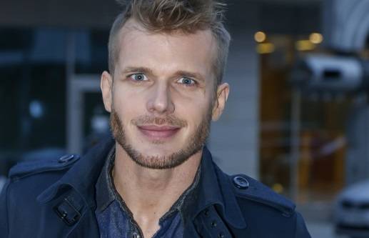 Tomasz Ciachorowski na zdjęciach ze studniówki. Jego metamorfoza robi wrażenie!